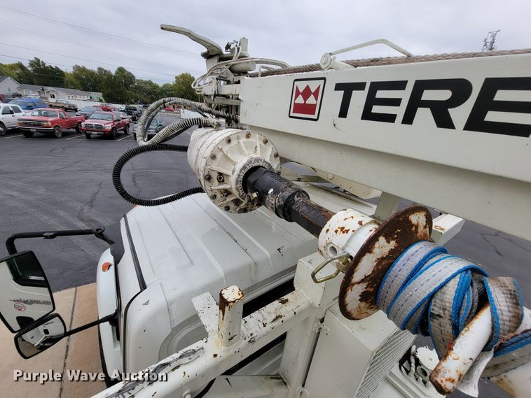 image for item KQ9119 2011 International 7400  digger derrick truck