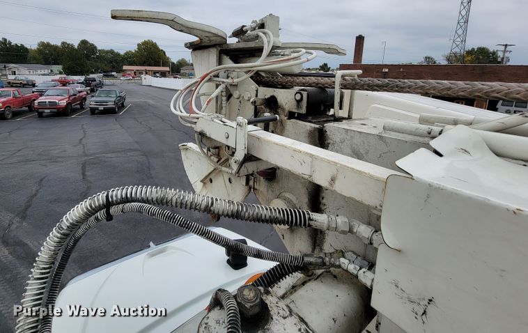 image for item KQ9119 2011 International 7400  digger derrick truck