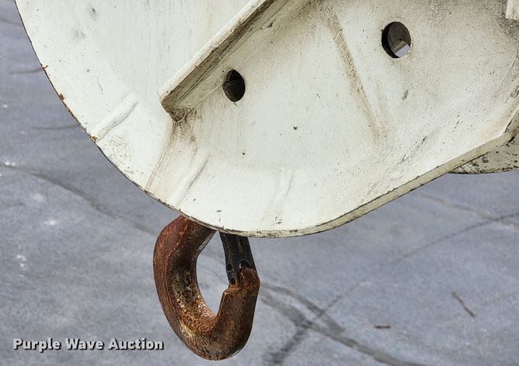 image for item KQ9119 2011 International 7400  digger derrick truck