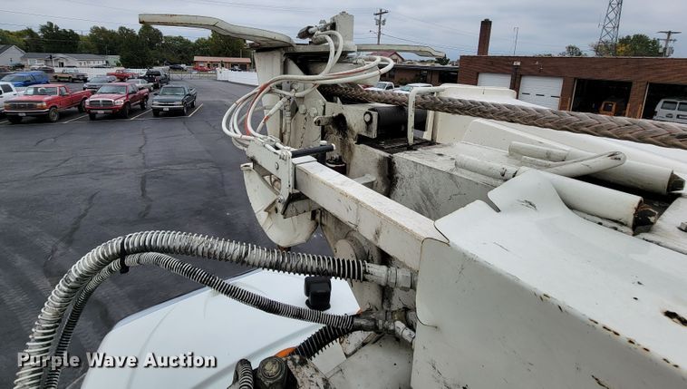 image for item KQ9119 2011 International 7400  digger derrick truck