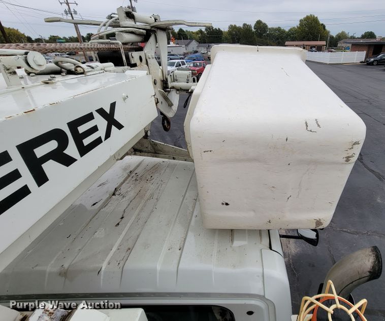 image for item KQ9119 2011 International 7400  digger derrick truck