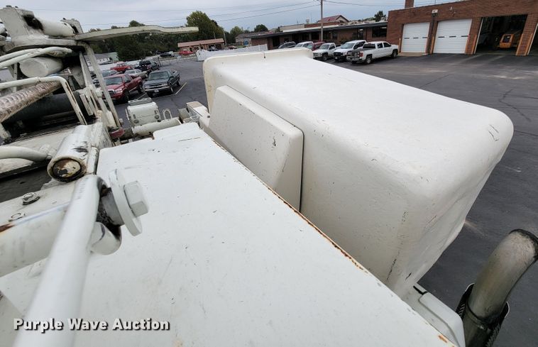 image for item KQ9119 2011 International 7400  digger derrick truck