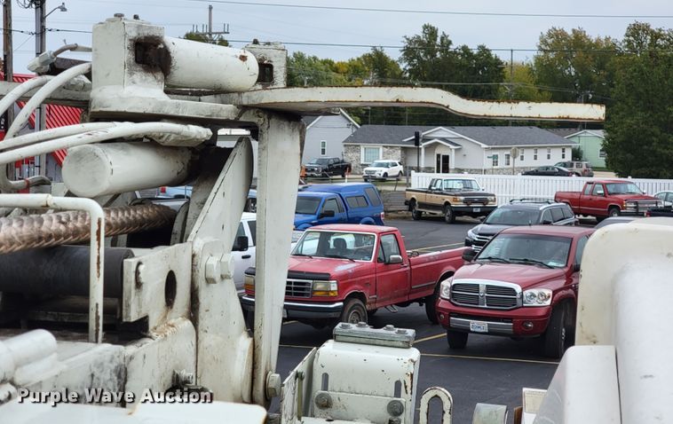 image for item KQ9119 2011 International 7400  digger derrick truck