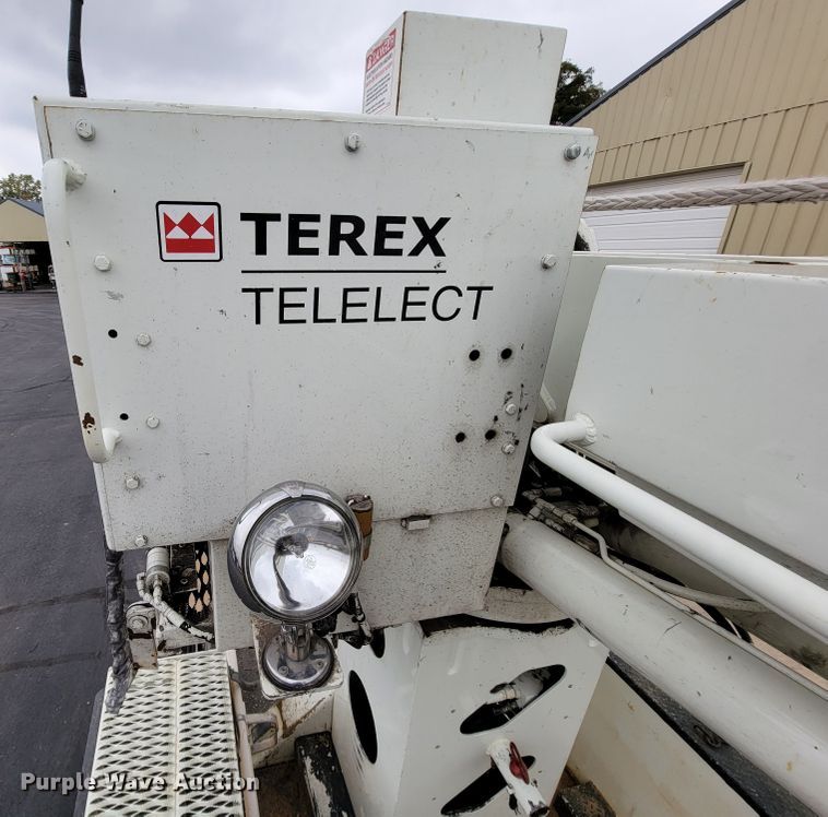 image for item KQ9119 2011 International 7400  digger derrick truck