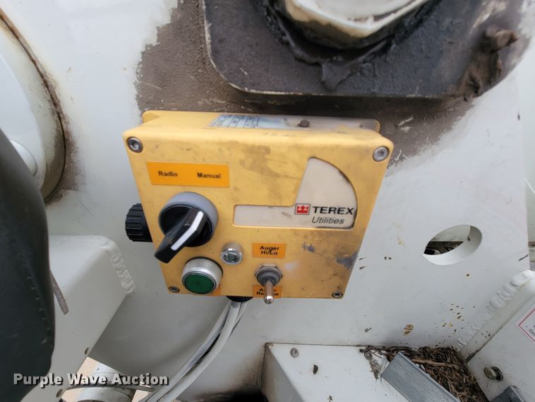 image for item KQ9119 2011 International 7400  digger derrick truck