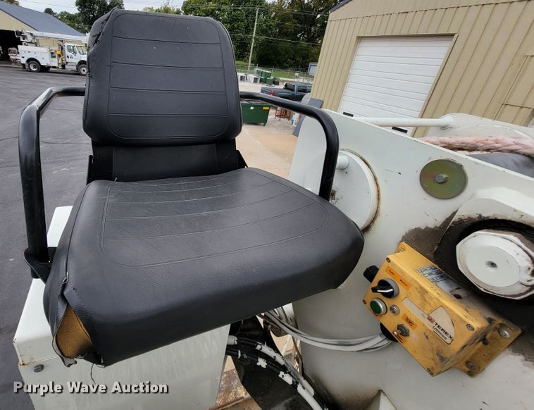 image for item KQ9119 2011 International 7400  digger derrick truck