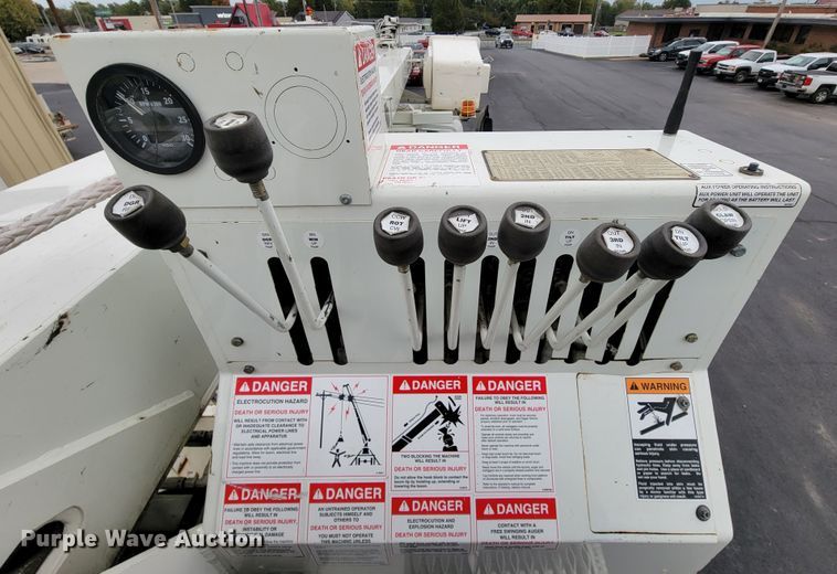 image for item KQ9119 2011 International 7400  digger derrick truck