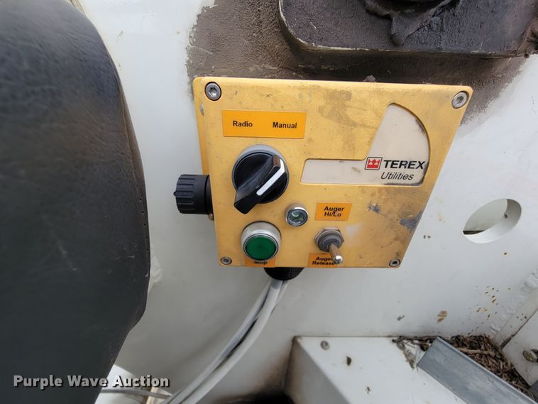 image for item KQ9119 2011 International 7400  digger derrick truck