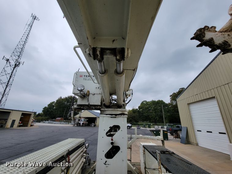 image for item KQ9119 2011 International 7400  digger derrick truck