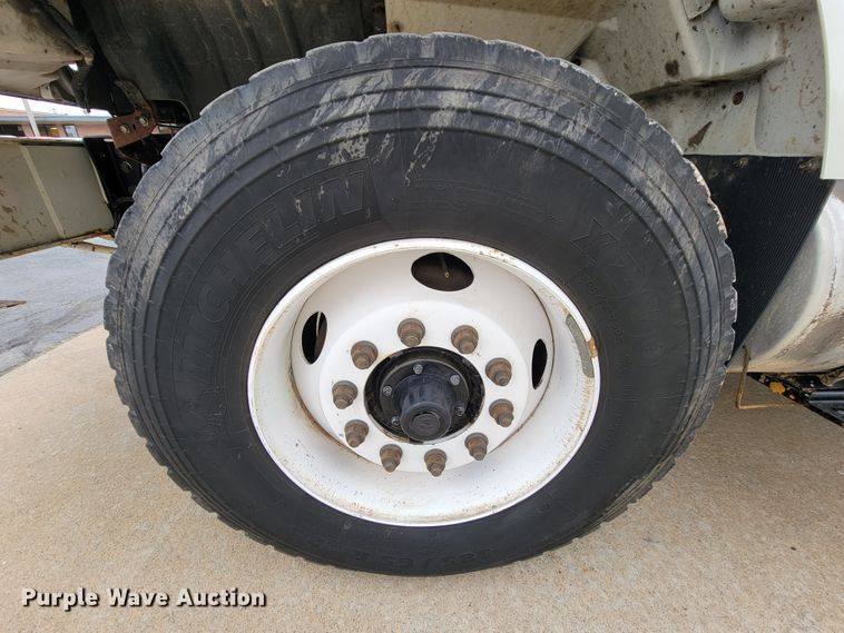 image for item KQ9119 2011 International 7400  digger derrick truck