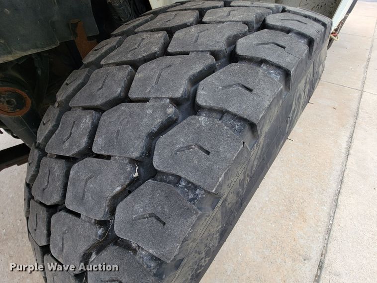 image for item KQ9119 2011 International 7400  digger derrick truck