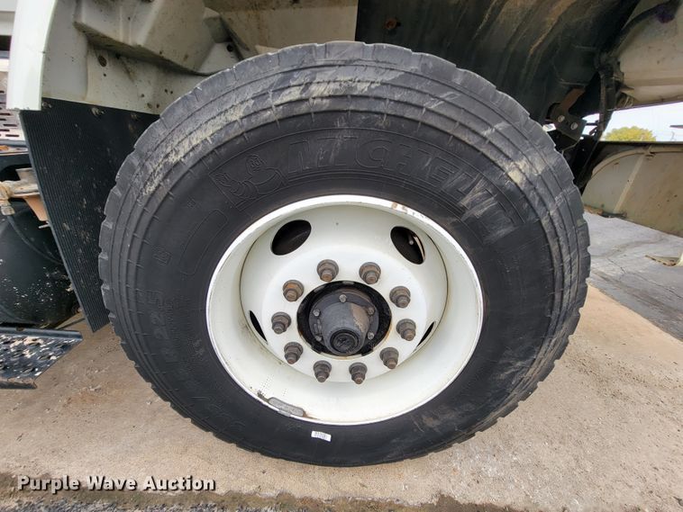 image for item KQ9119 2011 International 7400  digger derrick truck