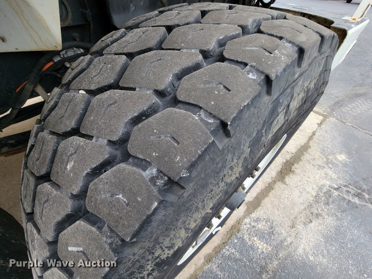 image for item KQ9119 2011 International 7400  digger derrick truck