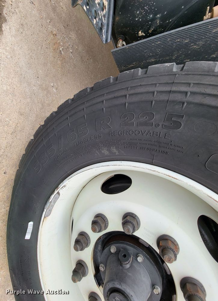 image for item KQ9119 2011 International 7400  digger derrick truck