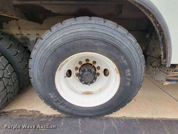 image for item KQ9119 2011 International 7400  digger derrick truck