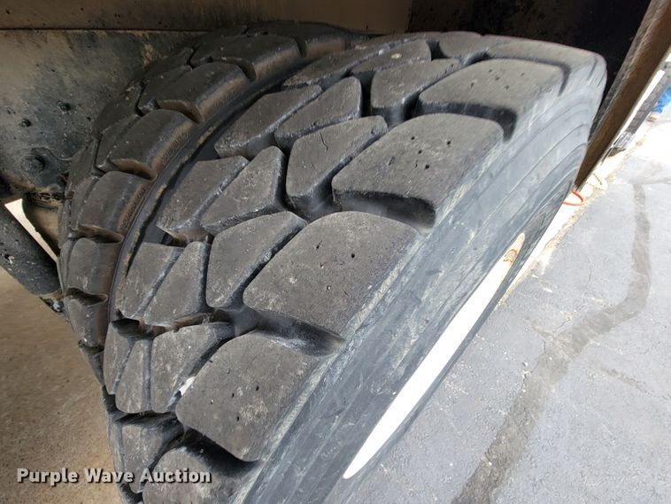 image for item KQ9119 2011 International 7400  digger derrick truck