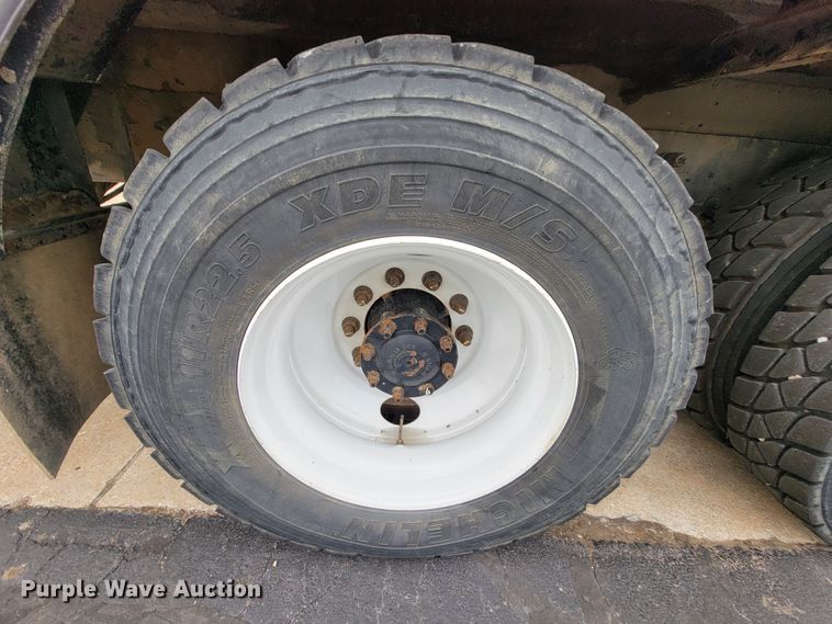 image for item KQ9119 2011 International 7400  digger derrick truck