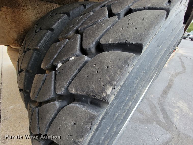 image for item KQ9119 2011 International 7400  digger derrick truck