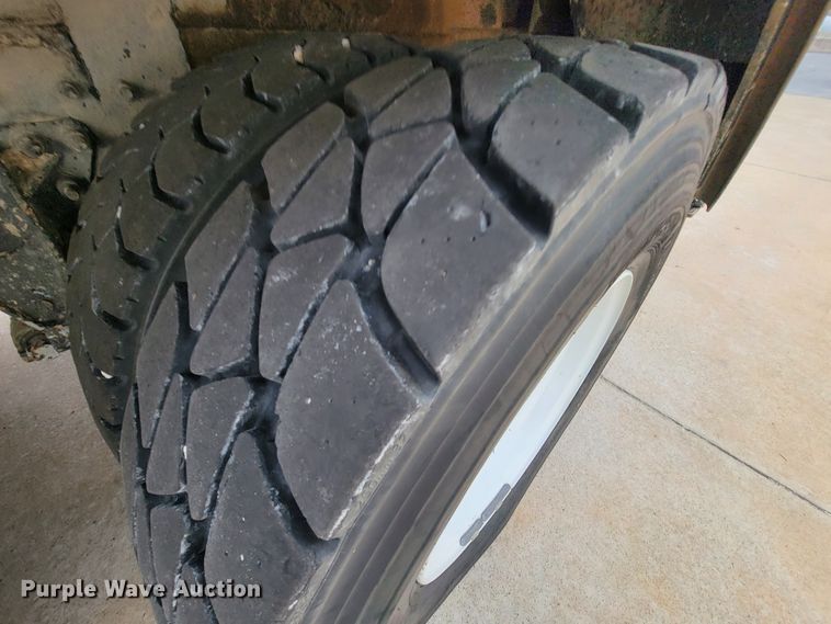 image for item KQ9119 2011 International 7400  digger derrick truck