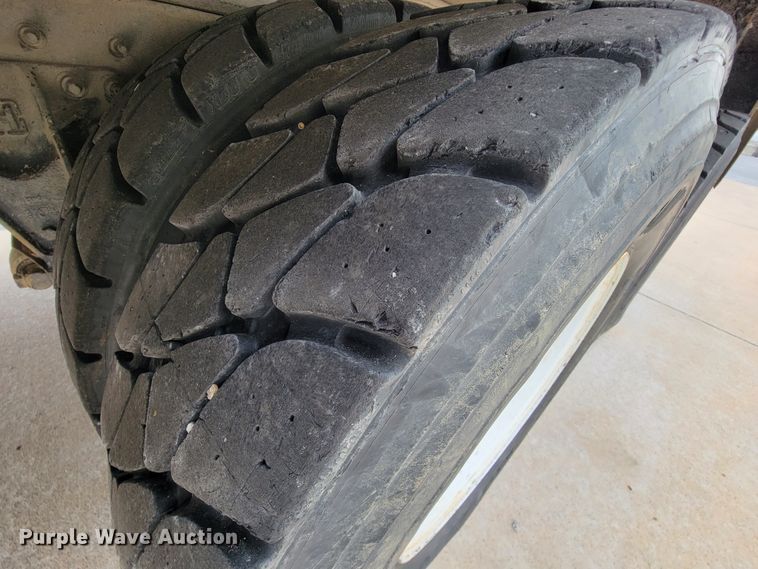 image for item KQ9119 2011 International 7400  digger derrick truck