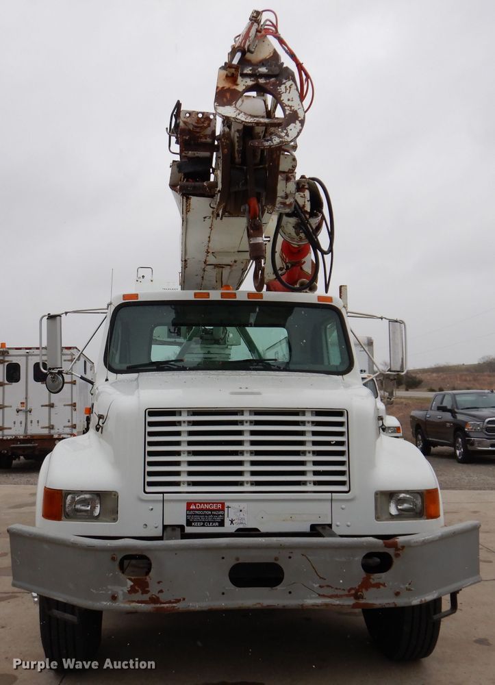 image for item KY9554 2001 International 4900  pressure digger truck