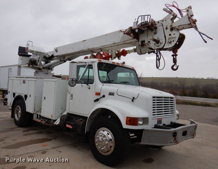 image for item KY9554 2001 International 4900  pressure digger truck