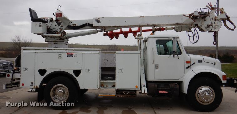 image for item KY9554 2001 International 4900  pressure digger truck