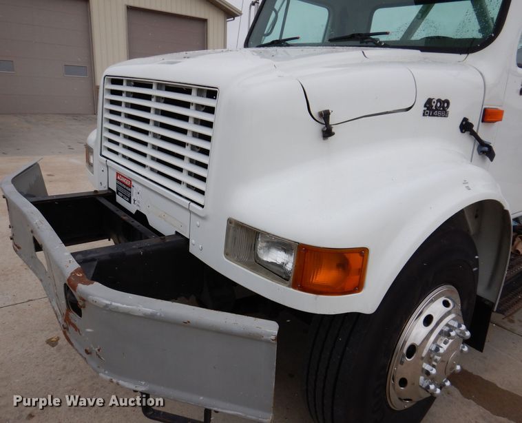 image for item KY9554 2001 International 4900  pressure digger truck