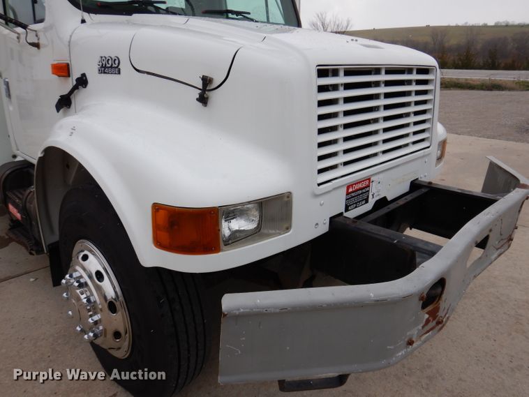 image for item KY9554 2001 International 4900  pressure digger truck