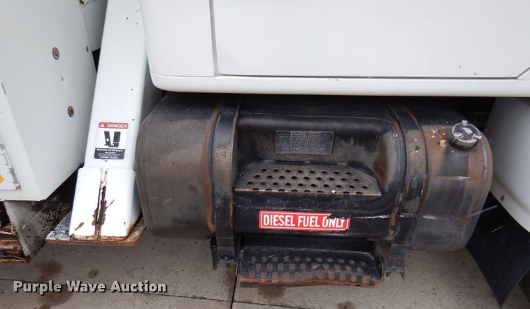 image for item KY9554 2001 International 4900  pressure digger truck