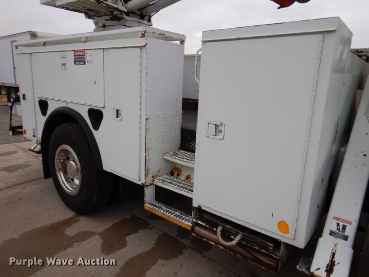 image for item KY9554 2001 International 4900  pressure digger truck