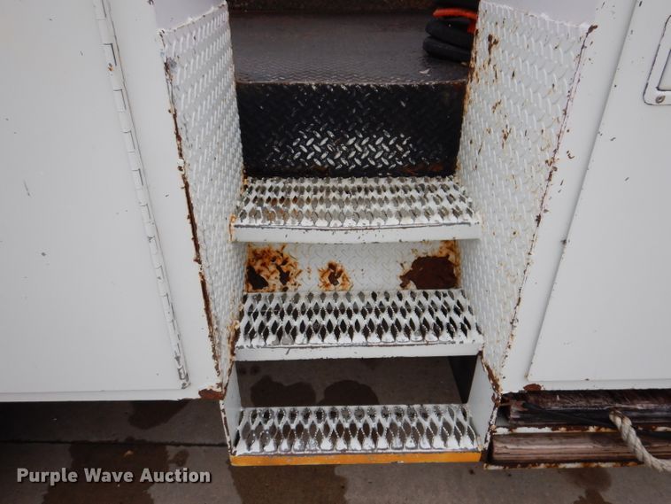 image for item KY9554 2001 International 4900  pressure digger truck