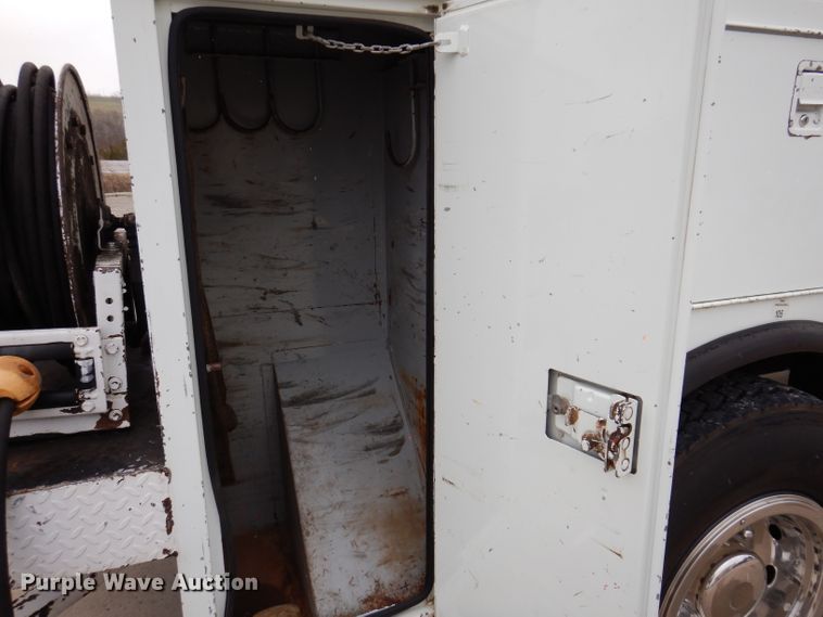 image for item KY9554 2001 International 4900  pressure digger truck