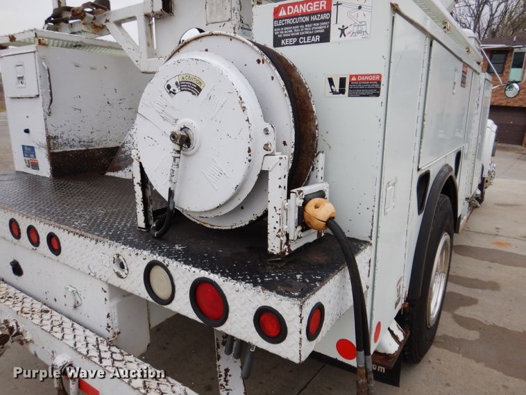 image for item KY9554 2001 International 4900  pressure digger truck