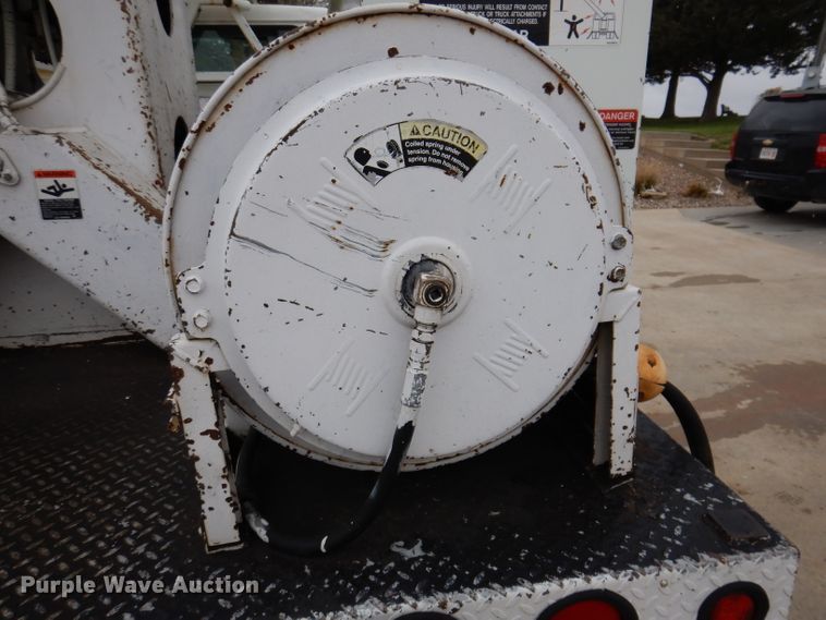 image for item KY9554 2001 International 4900  pressure digger truck