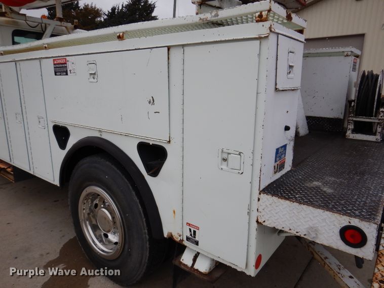 image for item KY9554 2001 International 4900  pressure digger truck