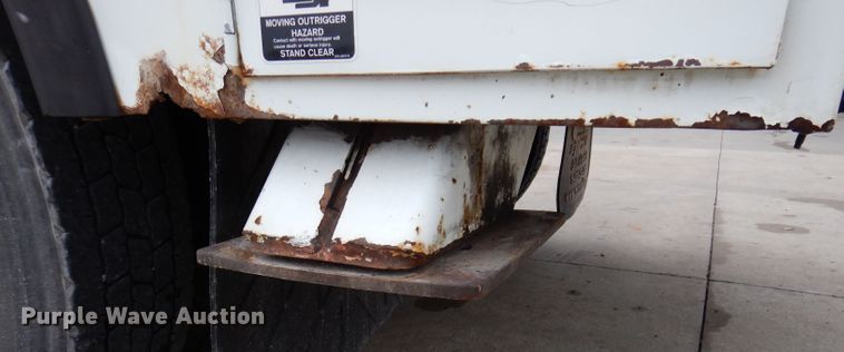 image for item KY9554 2001 International 4900  pressure digger truck