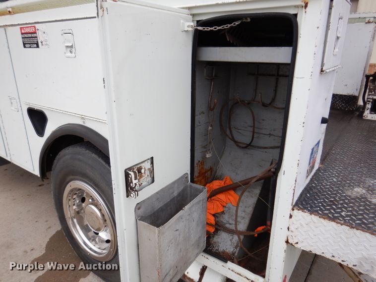 image for item KY9554 2001 International 4900  pressure digger truck