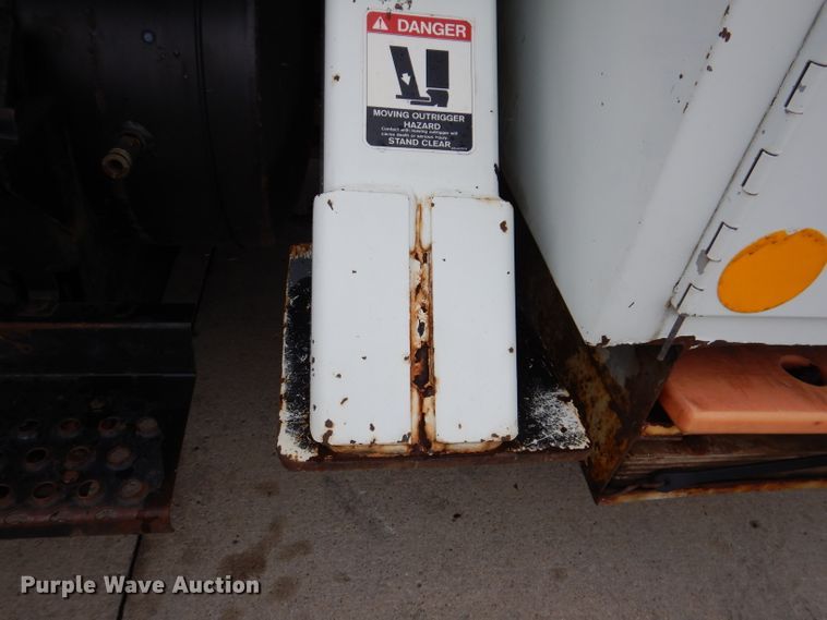 image for item KY9554 2001 International 4900  pressure digger truck