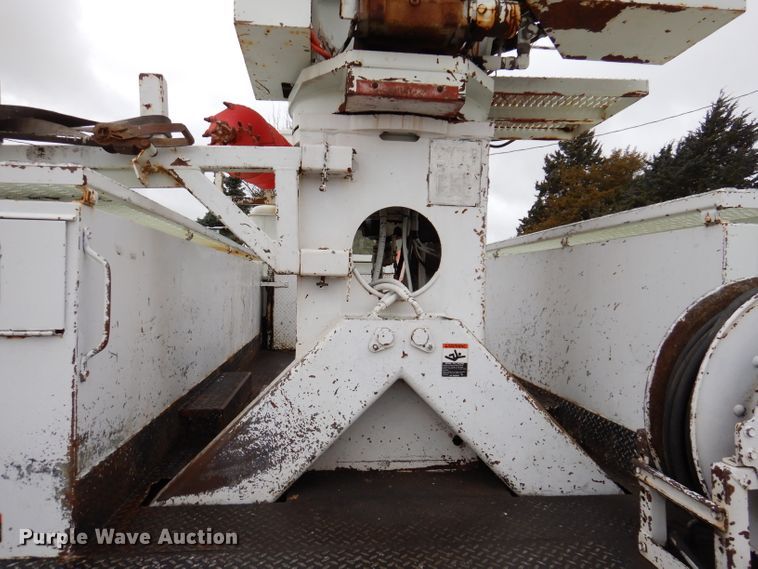 image for item KY9554 2001 International 4900  pressure digger truck