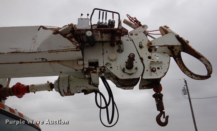 image for item KY9554 2001 International 4900  pressure digger truck