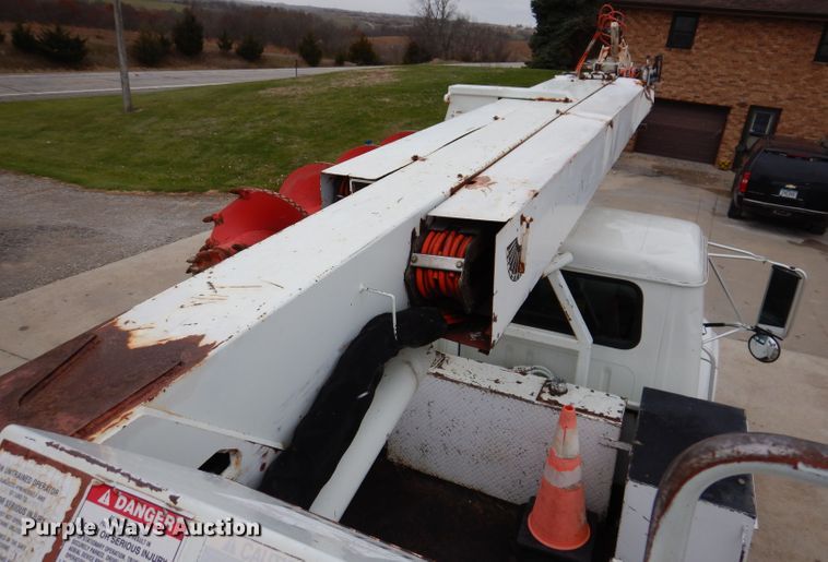 image for item KY9554 2001 International 4900  pressure digger truck