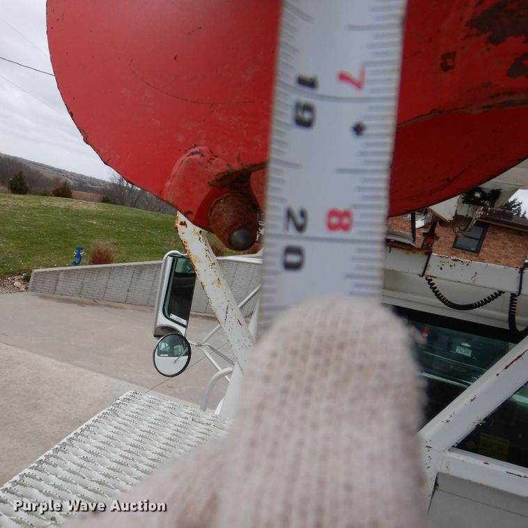 image for item KY9554 2001 International 4900  pressure digger truck