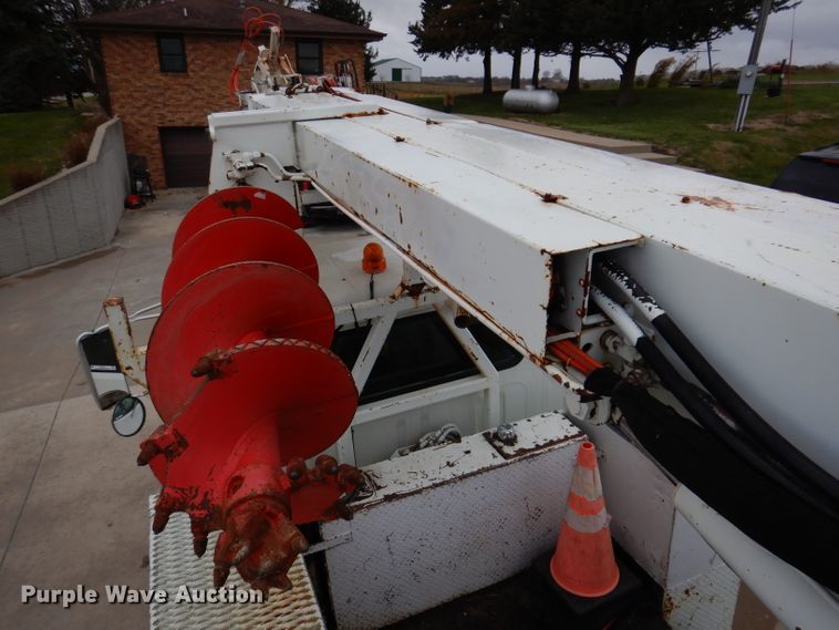 image for item KY9554 2001 International 4900  pressure digger truck