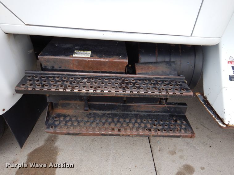 image for item KY9554 2001 International 4900  pressure digger truck