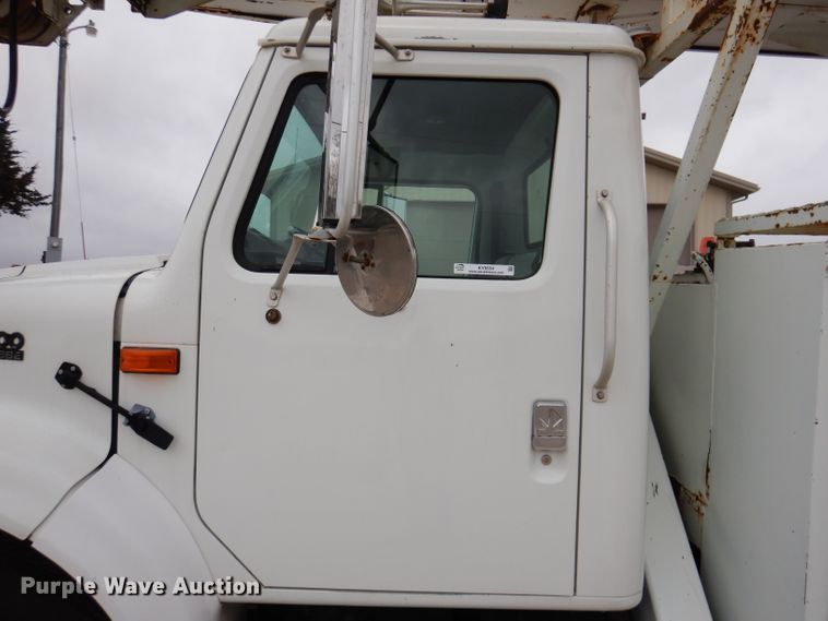image for item KY9554 2001 International 4900  pressure digger truck