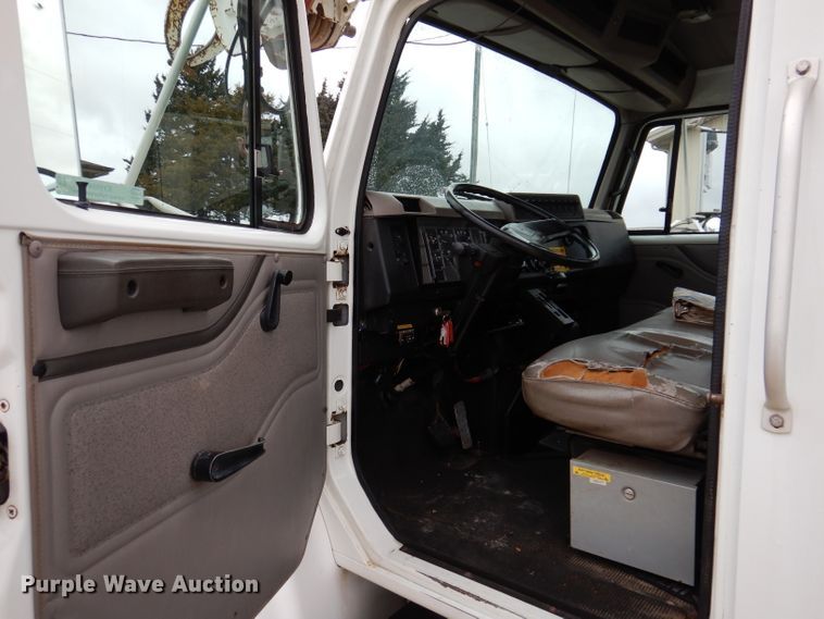 image for item KY9554 2001 International 4900  pressure digger truck