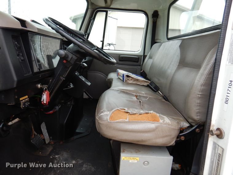 image for item KY9554 2001 International 4900  pressure digger truck