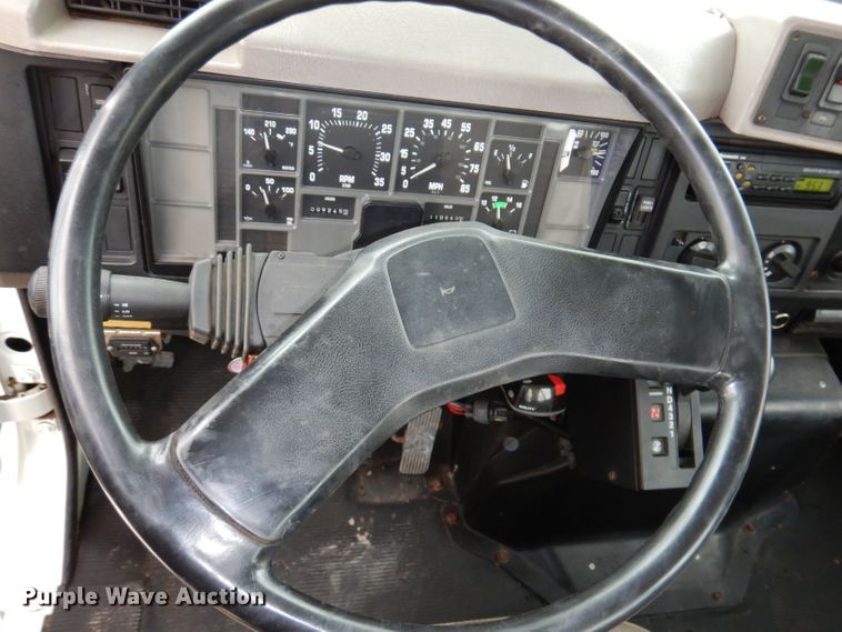 image for item KY9554 2001 International 4900  pressure digger truck