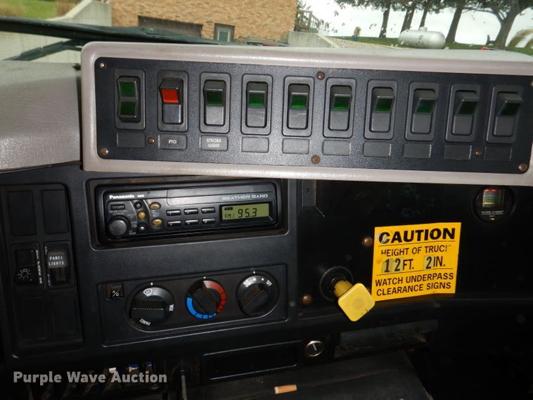 image for item KY9554 2001 International 4900  pressure digger truck